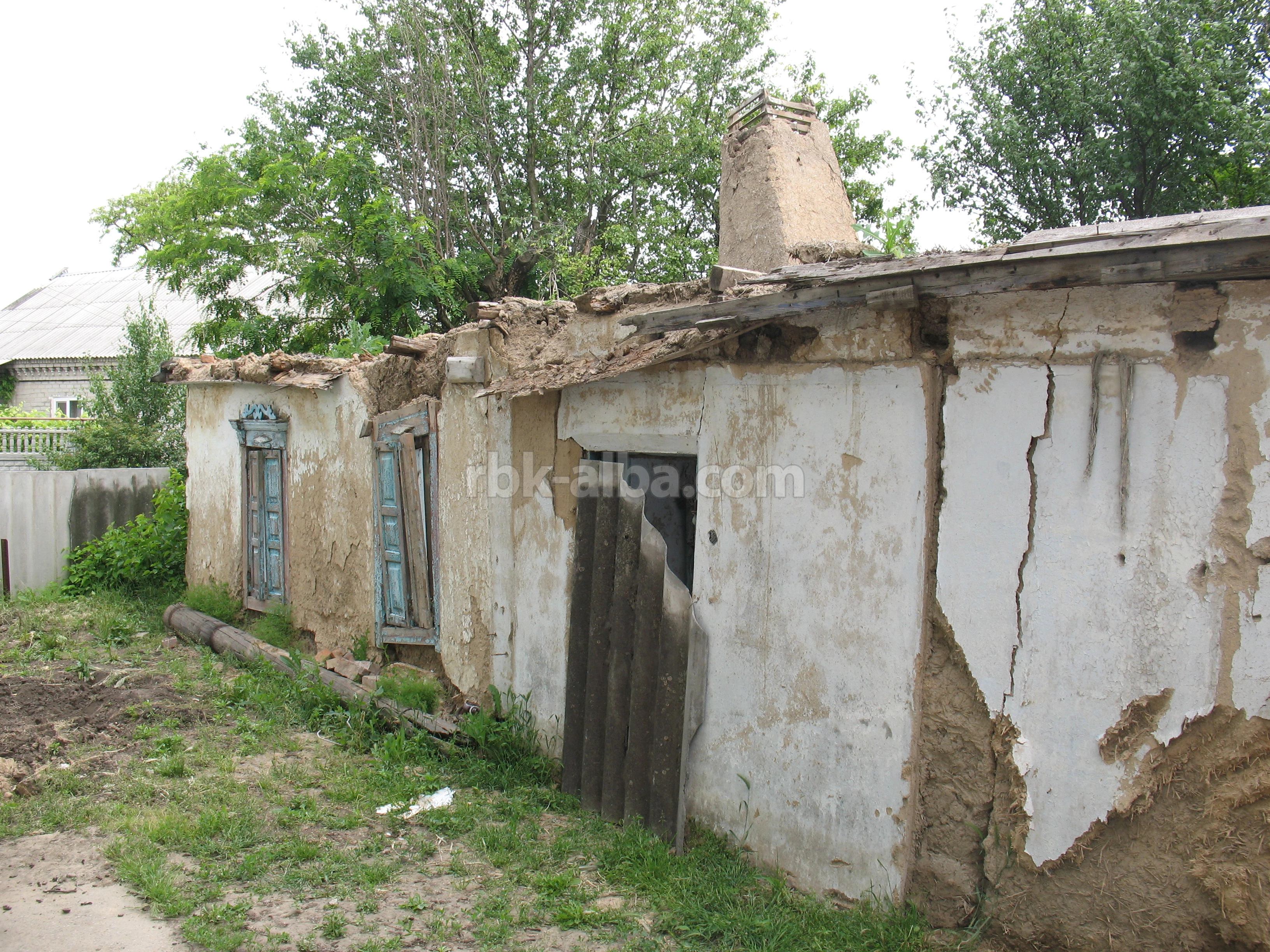 Демонтаж старого занедбаного глинобитного будинку