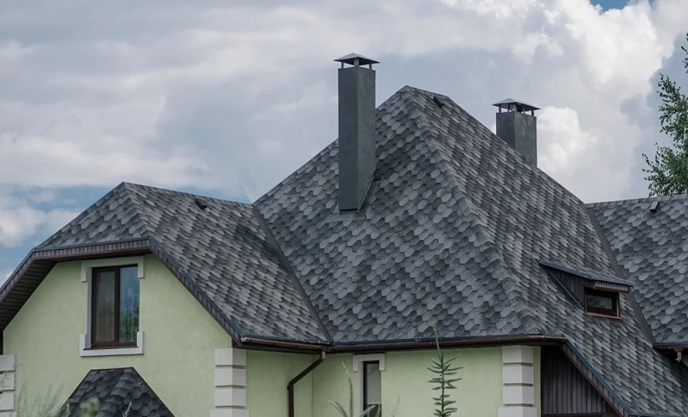 Roofing from bituminous tiles